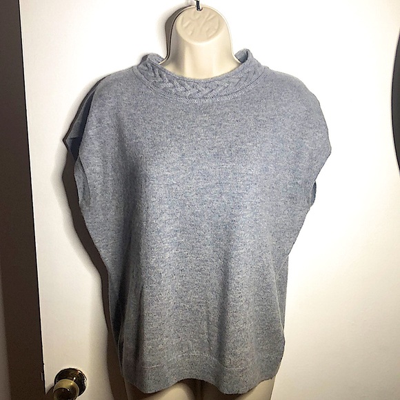 🦋Brooks Brothers crewneck cashmere sweater with short sleeve.🦋 - Picture 2 of 10